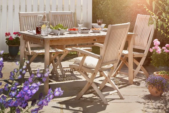 Tisch und Stühle aus Holz auf Terrasse